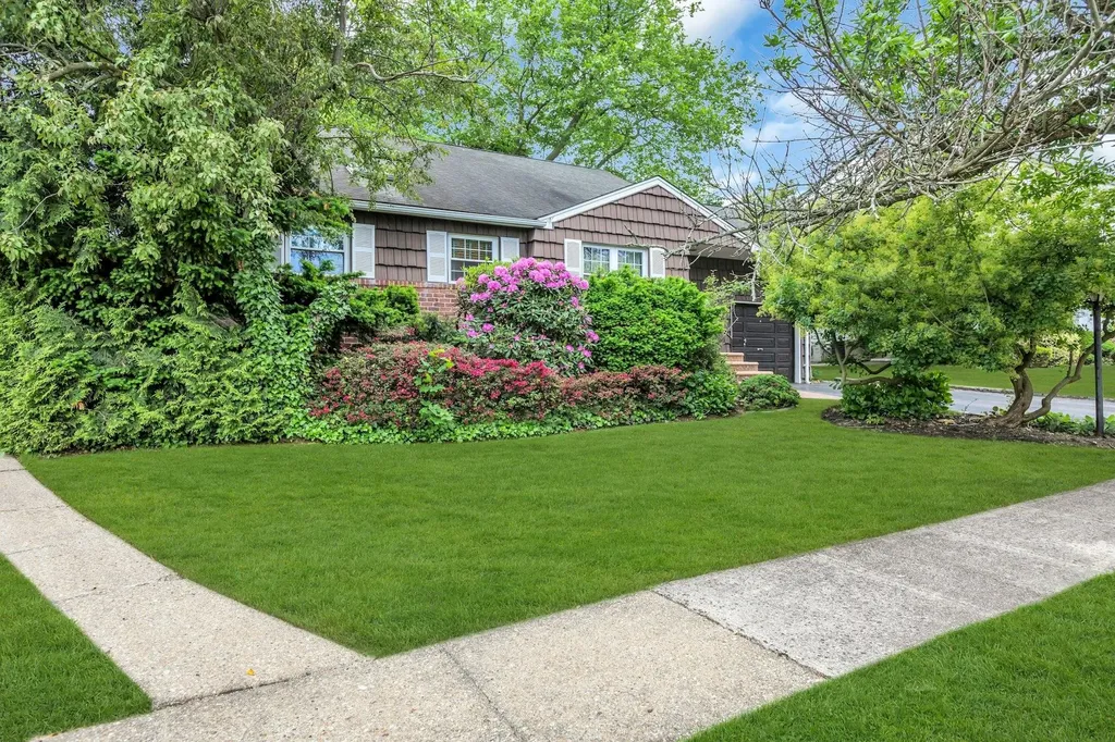 14 Warren Place Plainview NY 11803