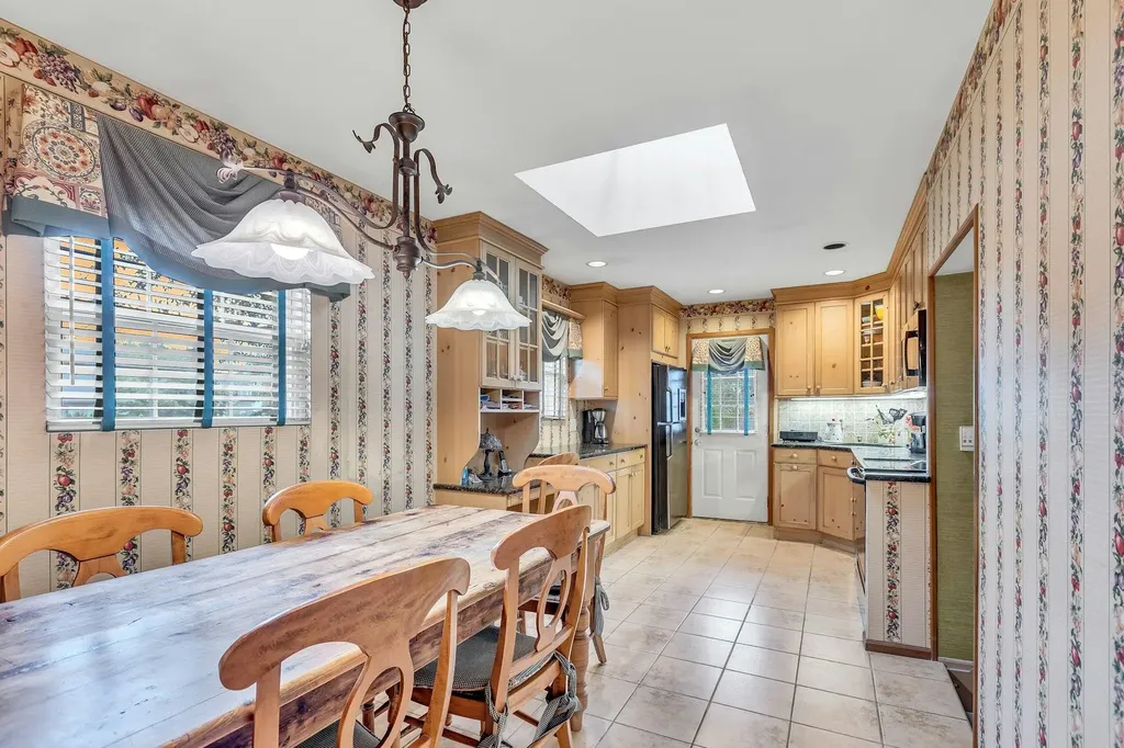 14 Warren Place Plainview NY 11803