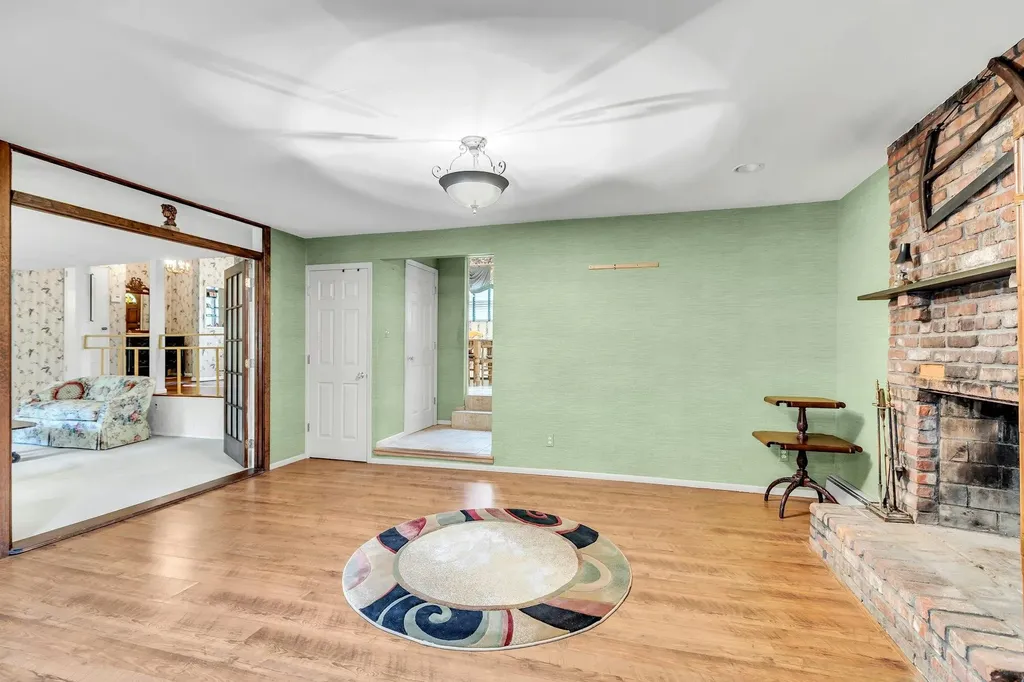 14 Warren Place Plainview NY 11803