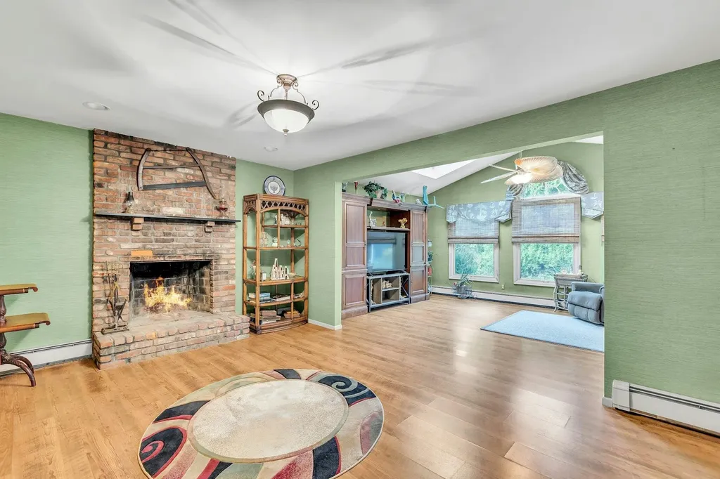 14 Warren Place Plainview NY 11803