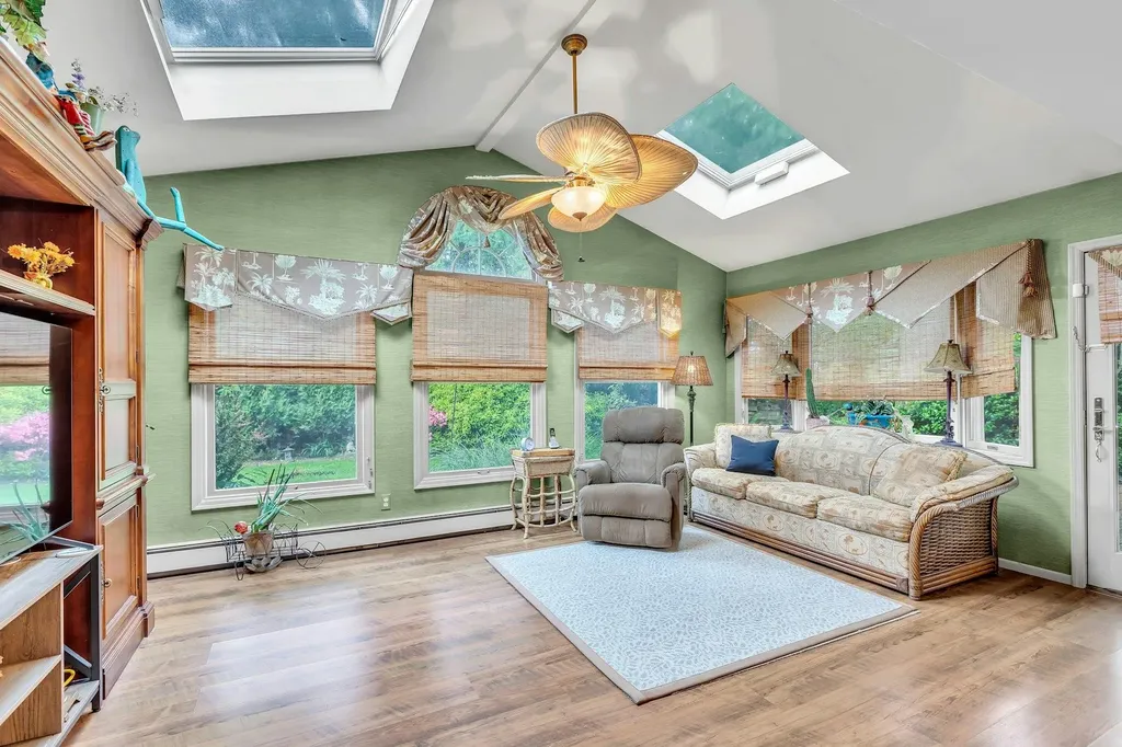 14 Warren Place Plainview NY 11803