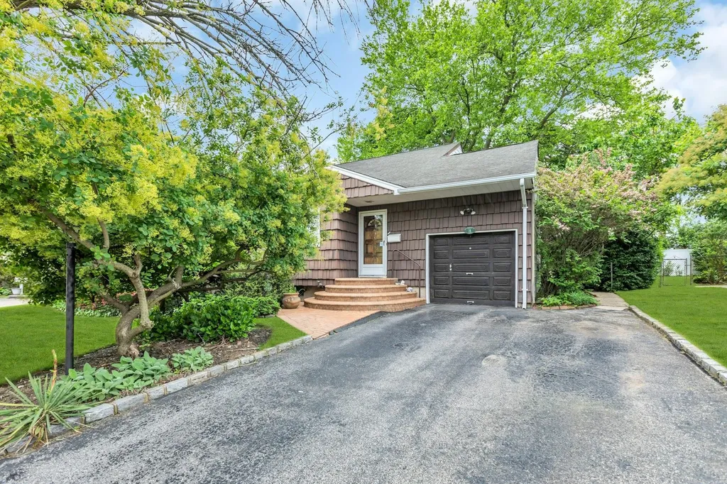 14 Warren Place Plainview NY 11803