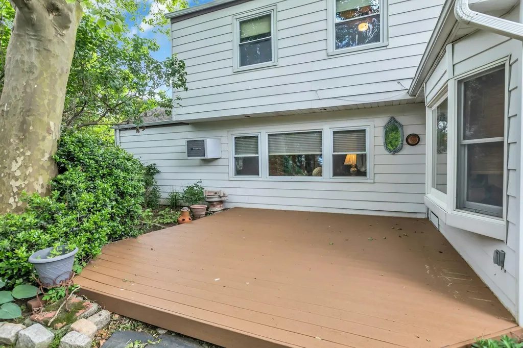 14 Warren Place Plainview NY 11803