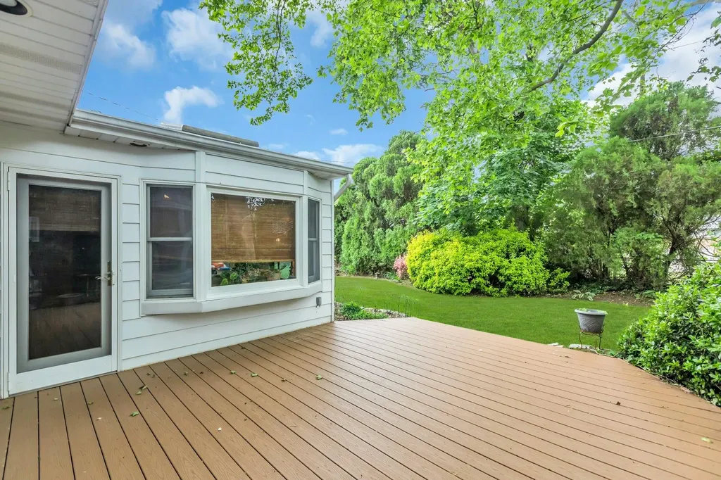 14 Warren Place Plainview NY 11803