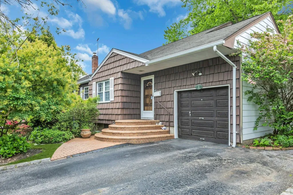 14 Warren Place Plainview NY 11803