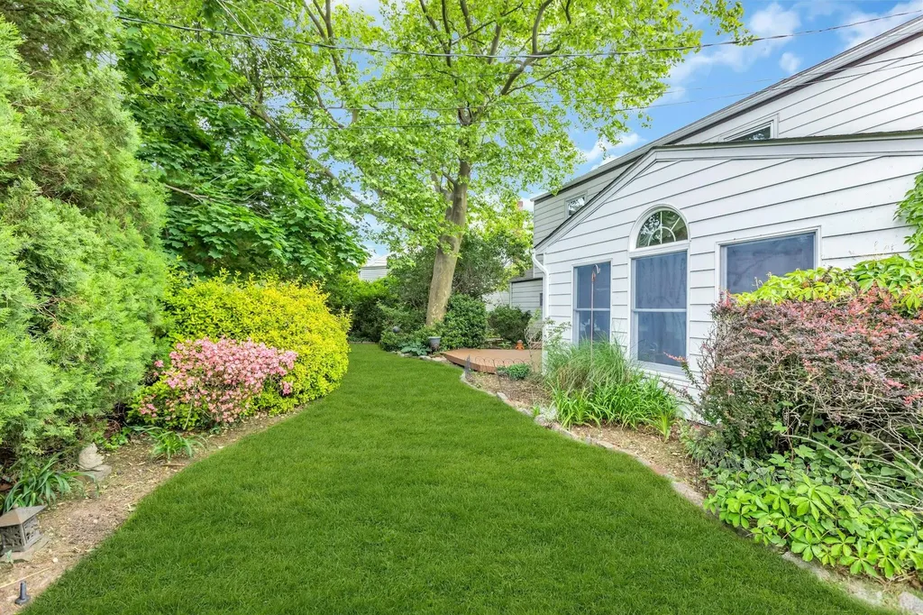 14 Warren Place Plainview NY 11803