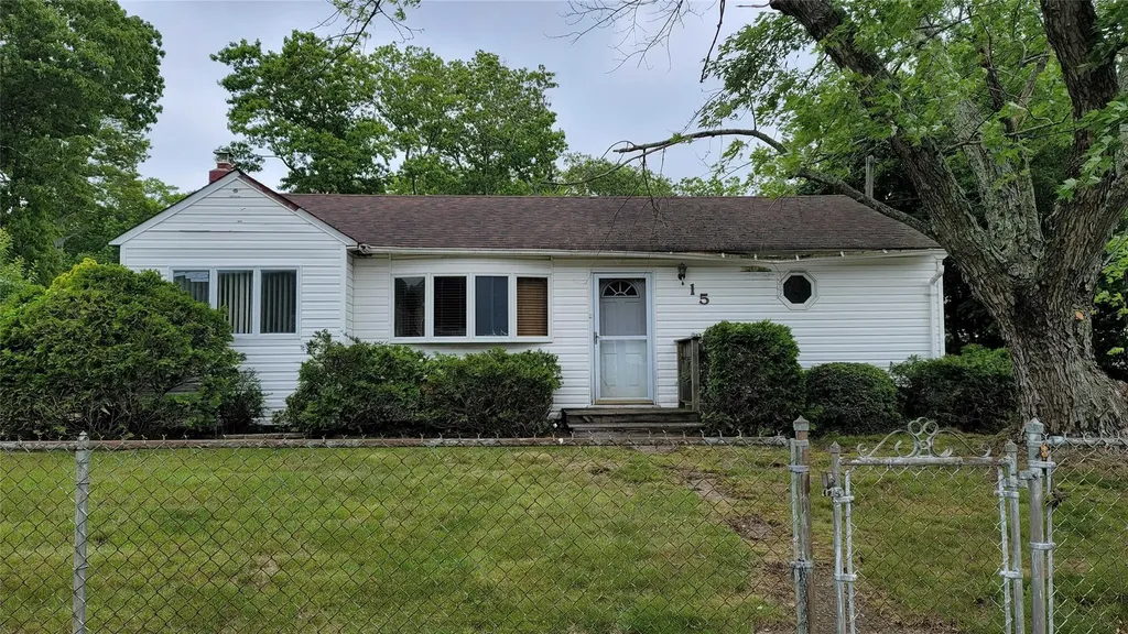 15 Wauwepex Trail Ridge NY 11961