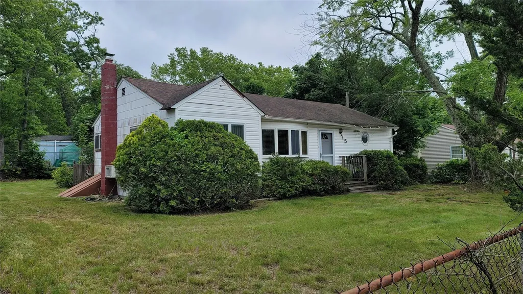 15 Wauwepex Trail Ridge NY 11961
