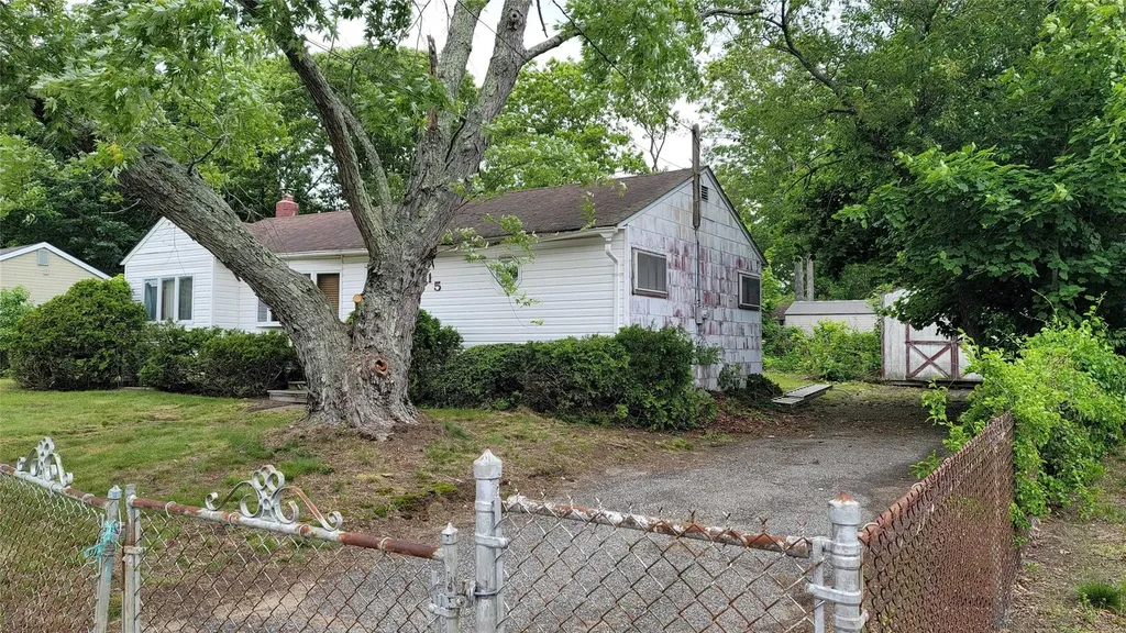 15 Wauwepex Trail Ridge NY 11961