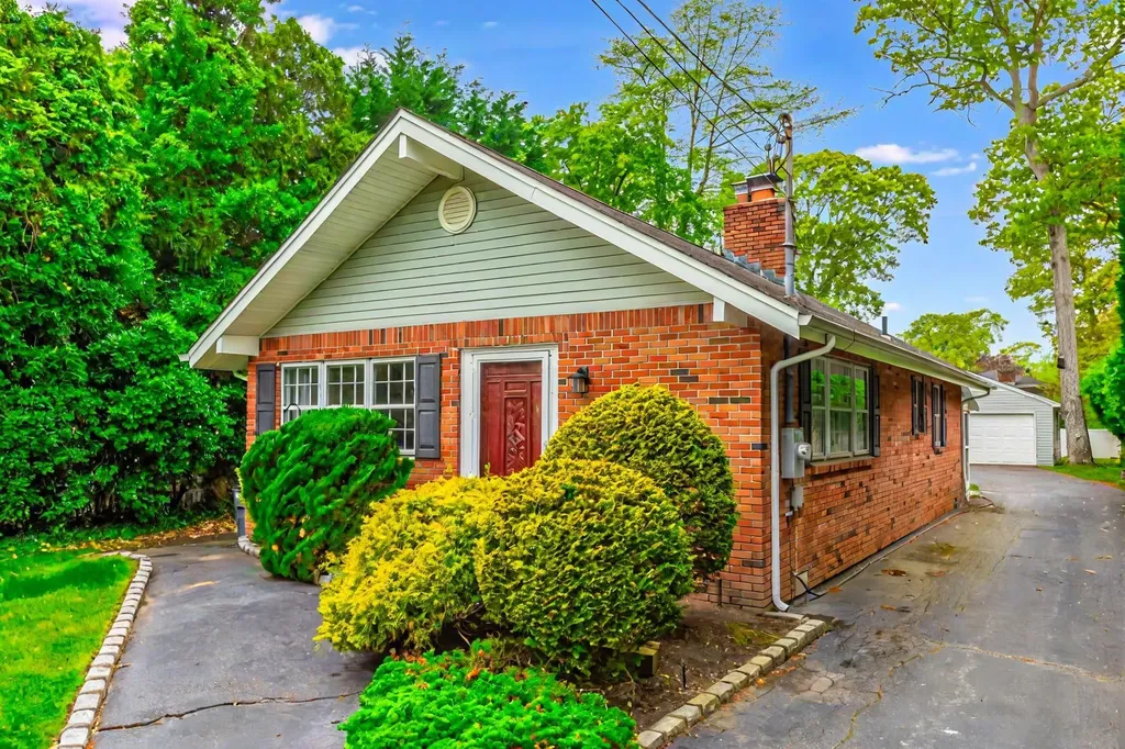 190 Vanderbilt Boulevard Oakdale NY 11769