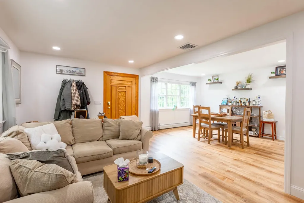 190 Vanderbilt Boulevard Oakdale NY 11769