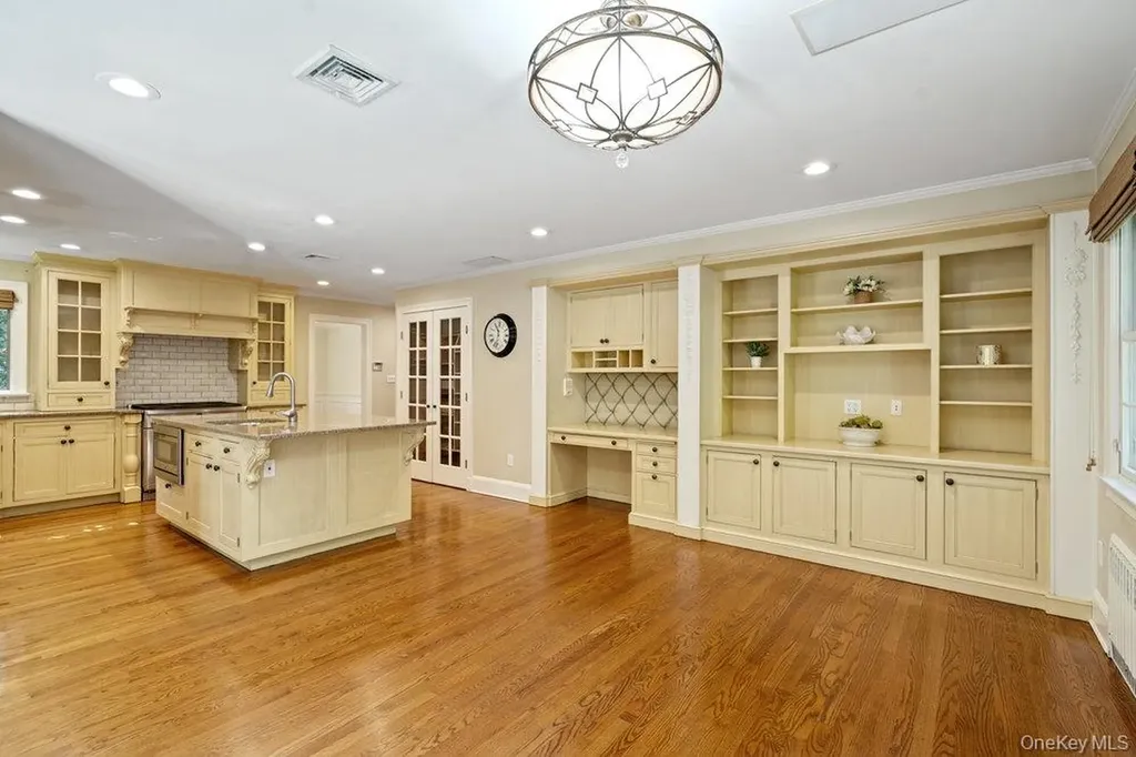 74 Eakins Road Manhasset NY 11030
