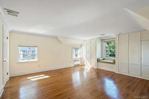 74 Eakins Road Manhasset NY 11030