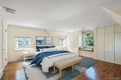 74 Eakins Road Manhasset NY 11030