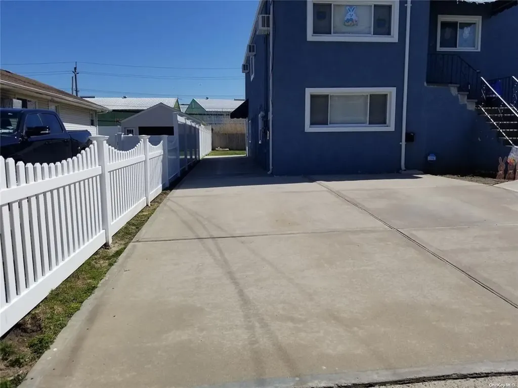 85 Quebec Road Island Park NY 11558