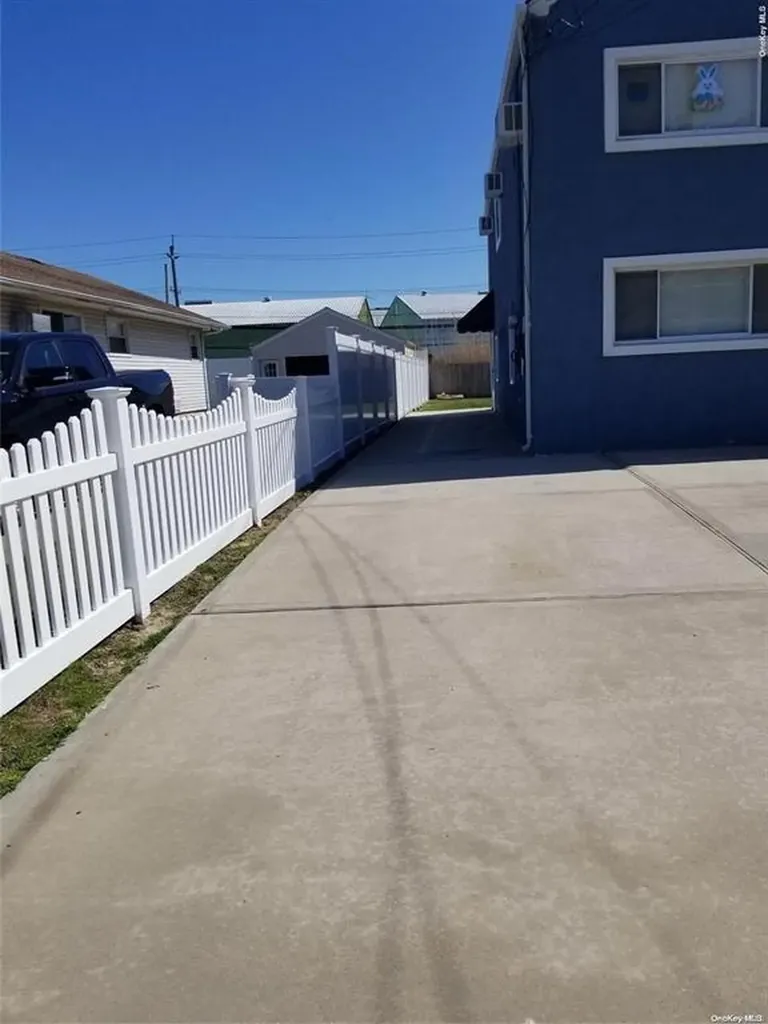 85 Quebec Road Island Park NY 11558