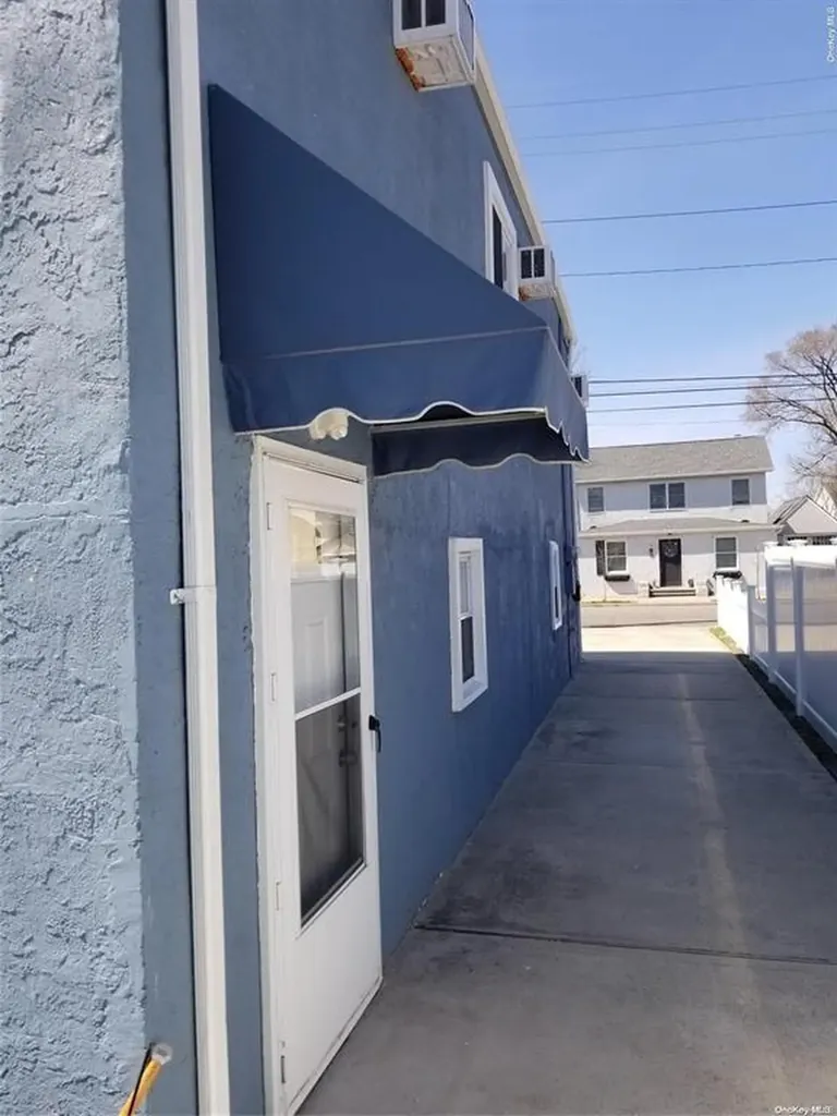 85 Quebec Road Island Park NY 11558
