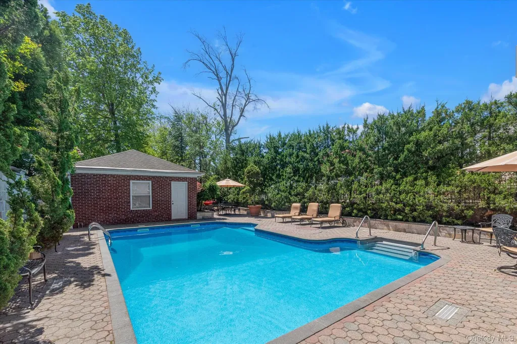 4 Point Crescent Malba NY 11357