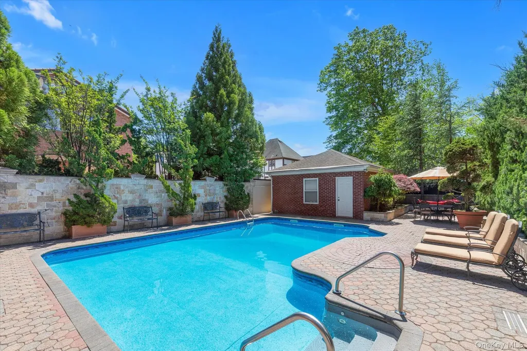 4 Point Crescent Malba NY 11357