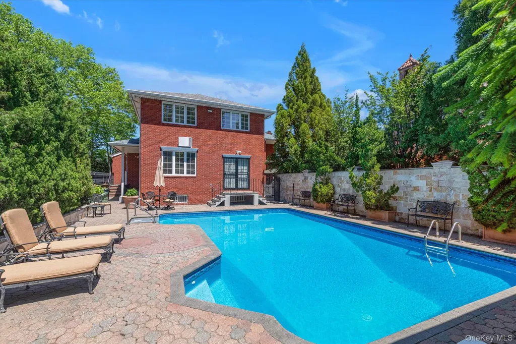 4 Point Crescent Malba NY 11357