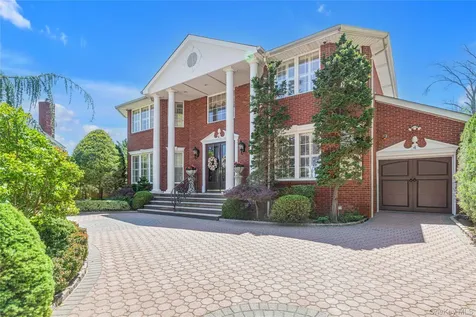 4 Point Crescent Malba NY 11357