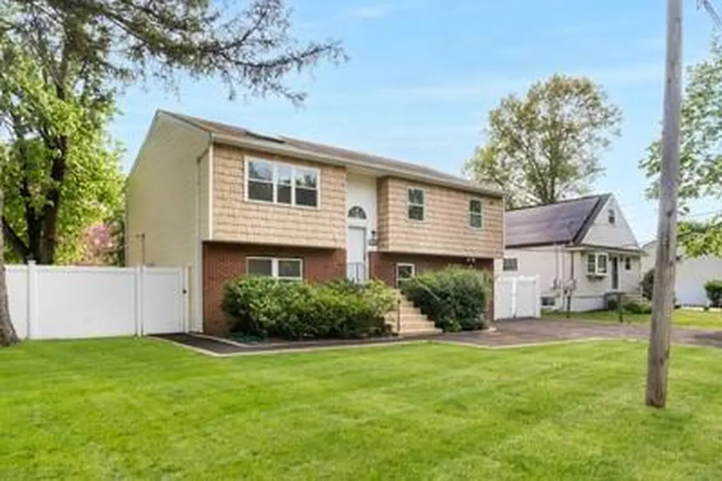 8 Hilltop Avenue West Babylon NY 11704
