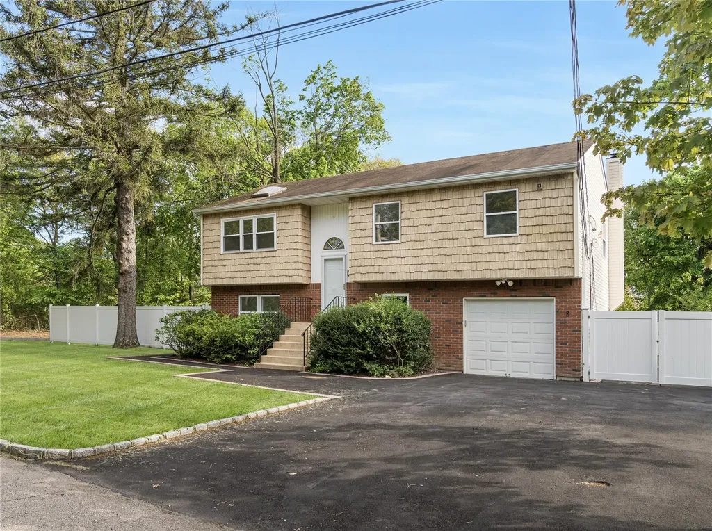 8 Hilltop Avenue West Babylon NY 11704