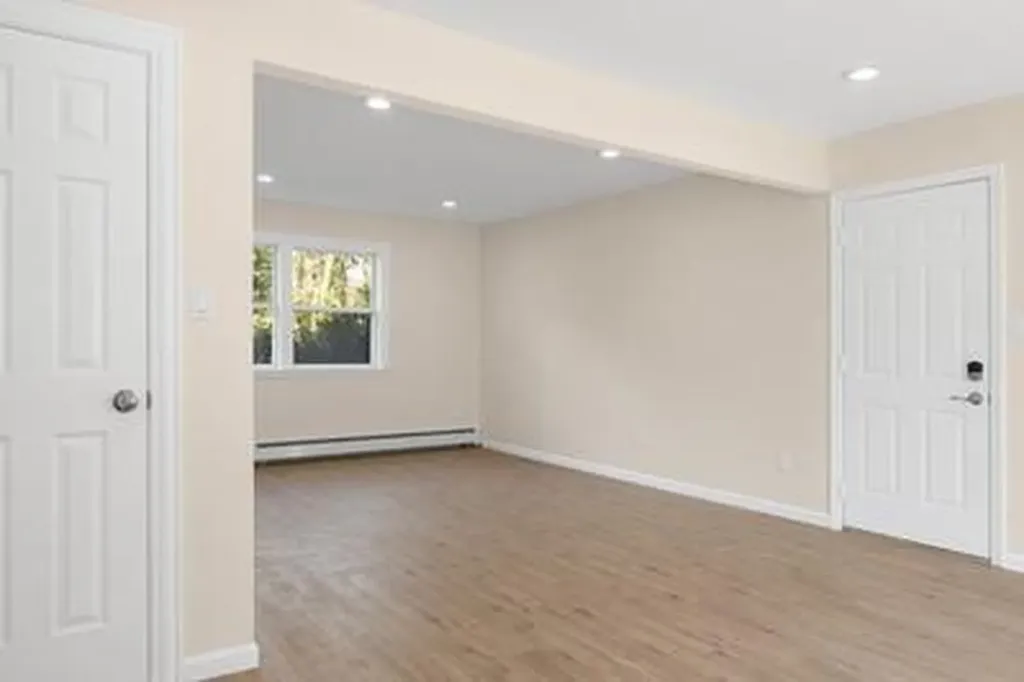 8 Hilltop Avenue West Babylon NY 11704