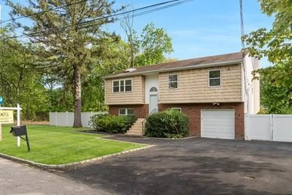 8 Hilltop Avenue West Babylon NY 11704