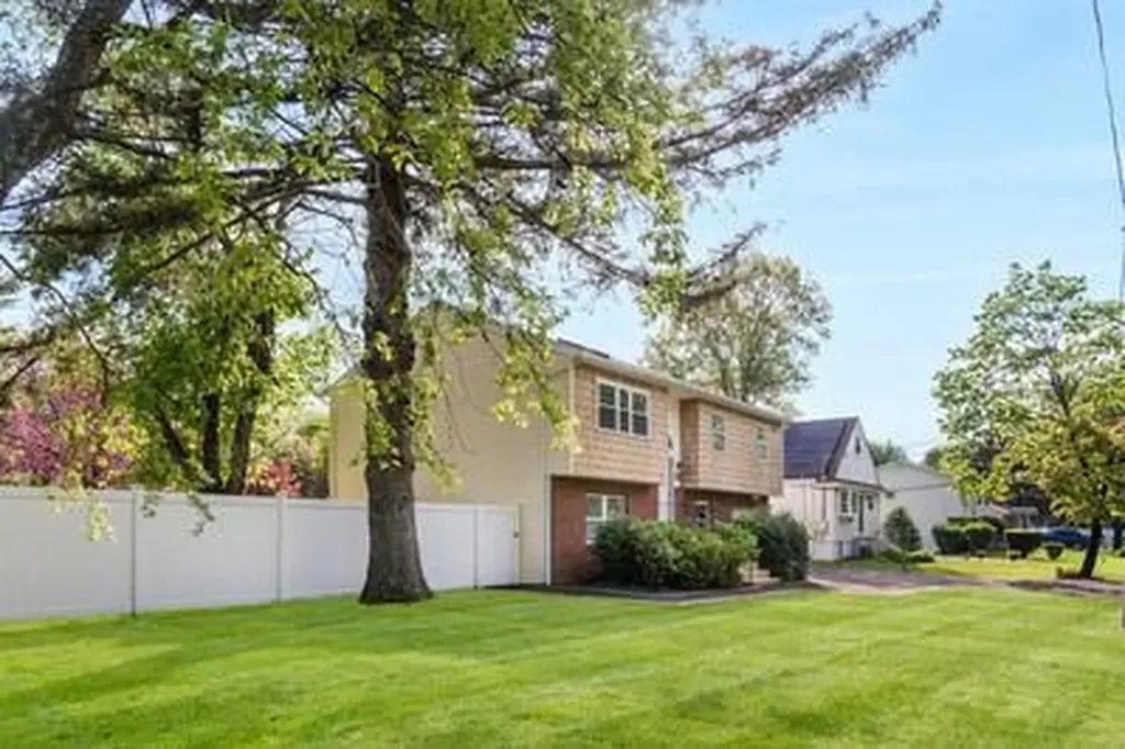 8 Hilltop Avenue West Babylon NY 11704