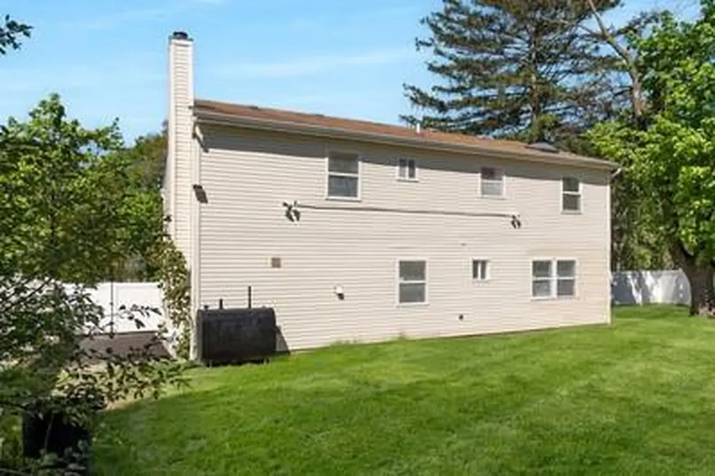 8 Hilltop Avenue West Babylon NY 11704