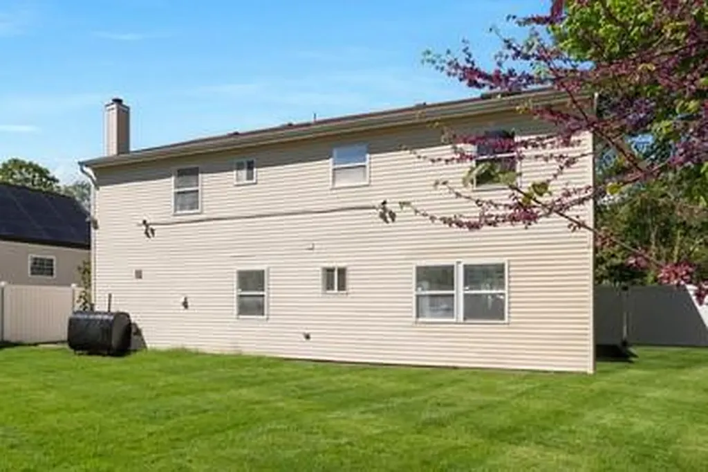 8 Hilltop Avenue West Babylon NY 11704