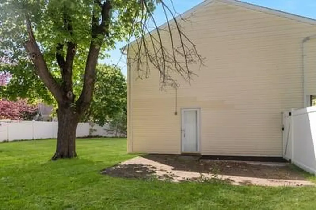 8 Hilltop Avenue West Babylon NY 11704