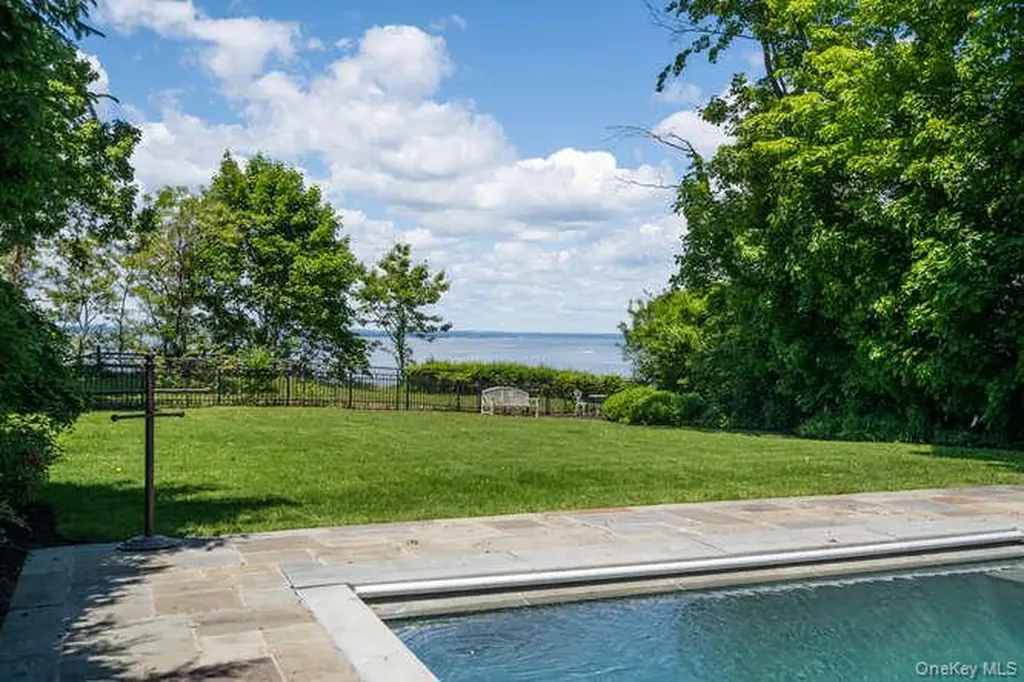 7 Cedar Lane Glen Cove NY 11542