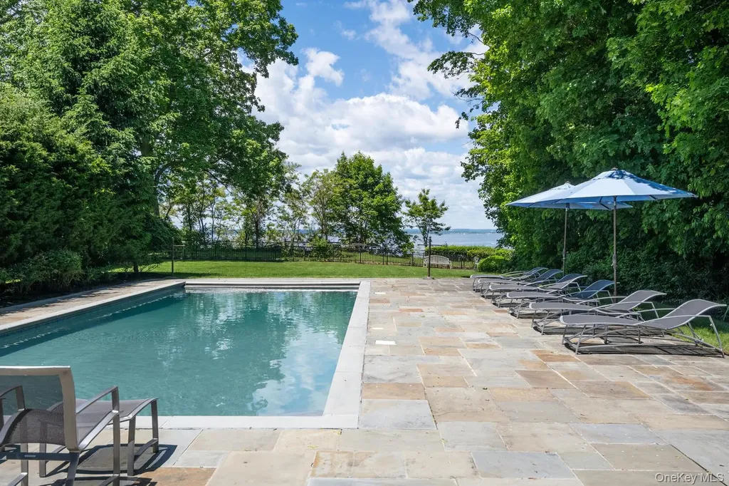 7 Cedar Lane Glen Cove NY 11542
