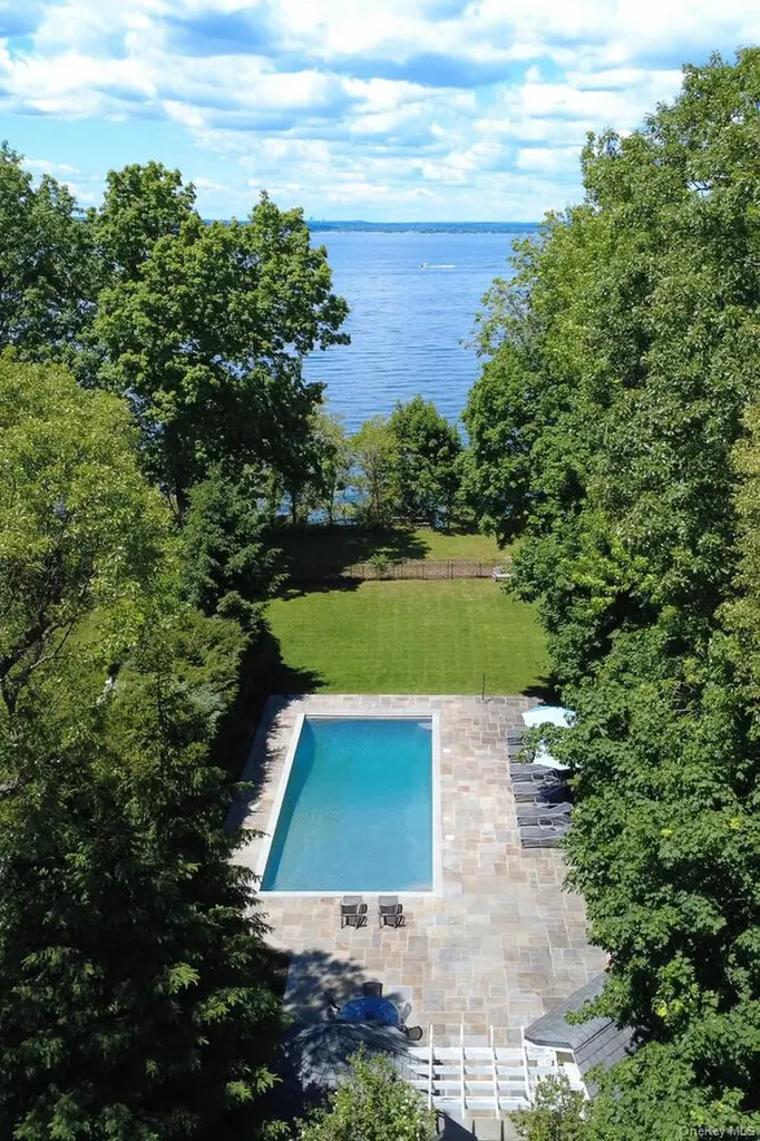7 Cedar Lane Glen Cove NY 11542