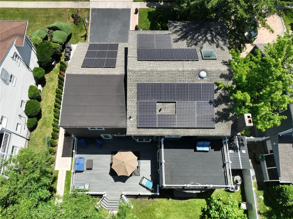 1010 S End Woodmere NY 11598