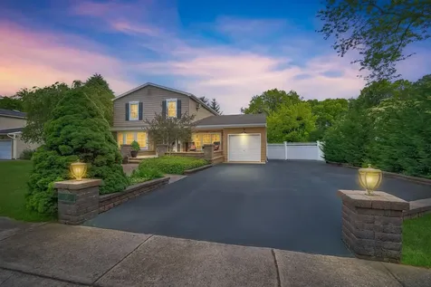18 Placid Court Holbrook NY 11741