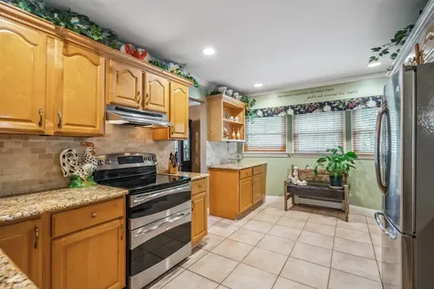 18 Placid Court Holbrook NY 11741