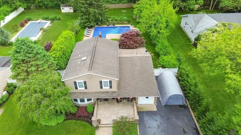 18 Placid Court Holbrook NY 11741