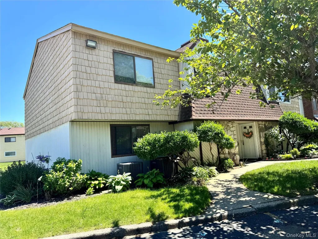 71 Pointe Circle S Coram NY 11727