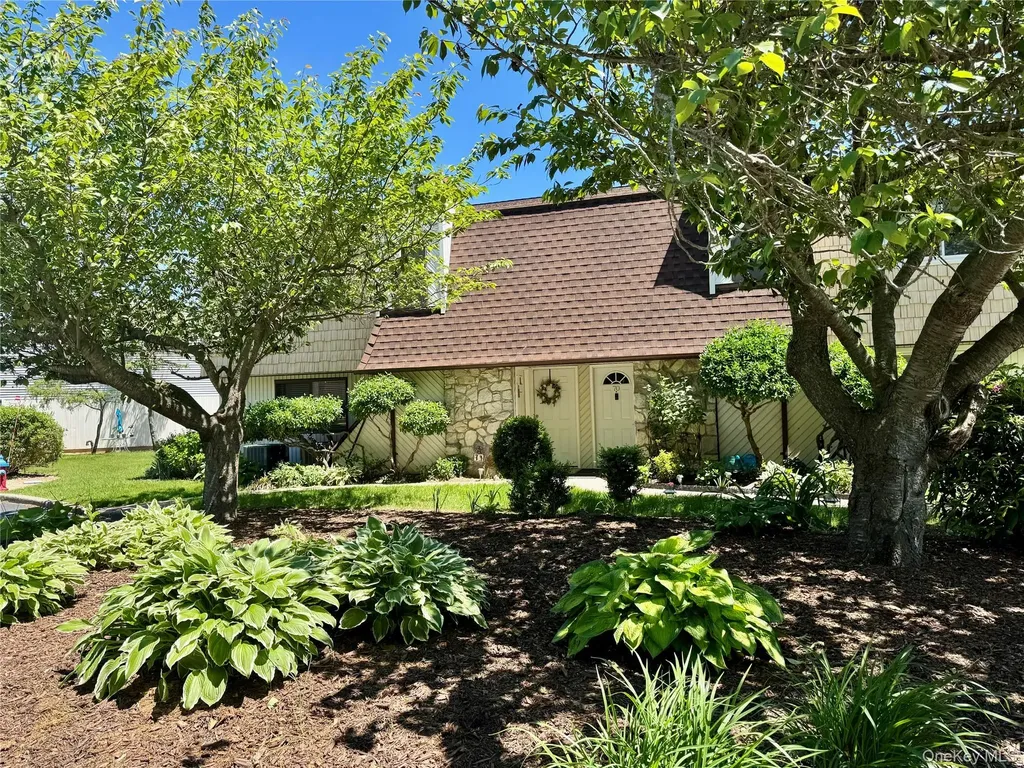 71 Pointe Circle S Coram NY 11727