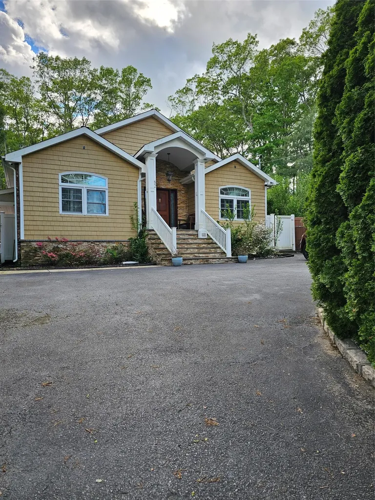 52 Hilltop Lane Wheatley Heights NY 11798