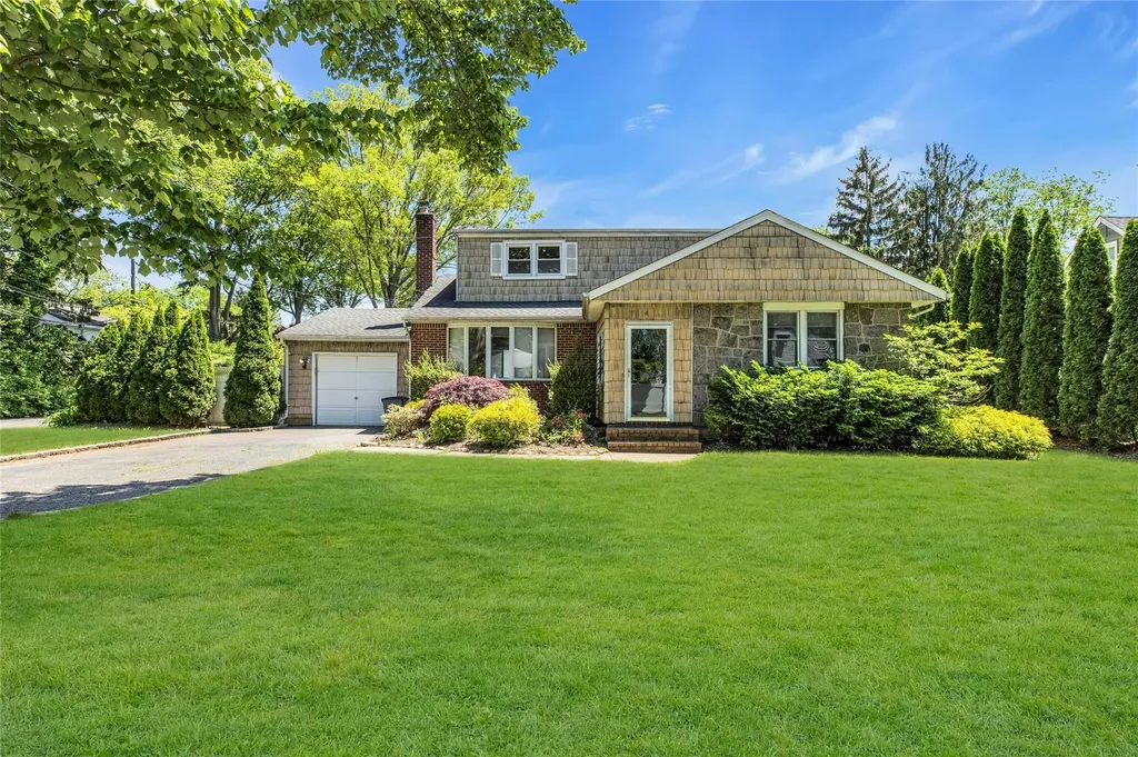 4 Lowell Avenue Greenlawn NY 11740