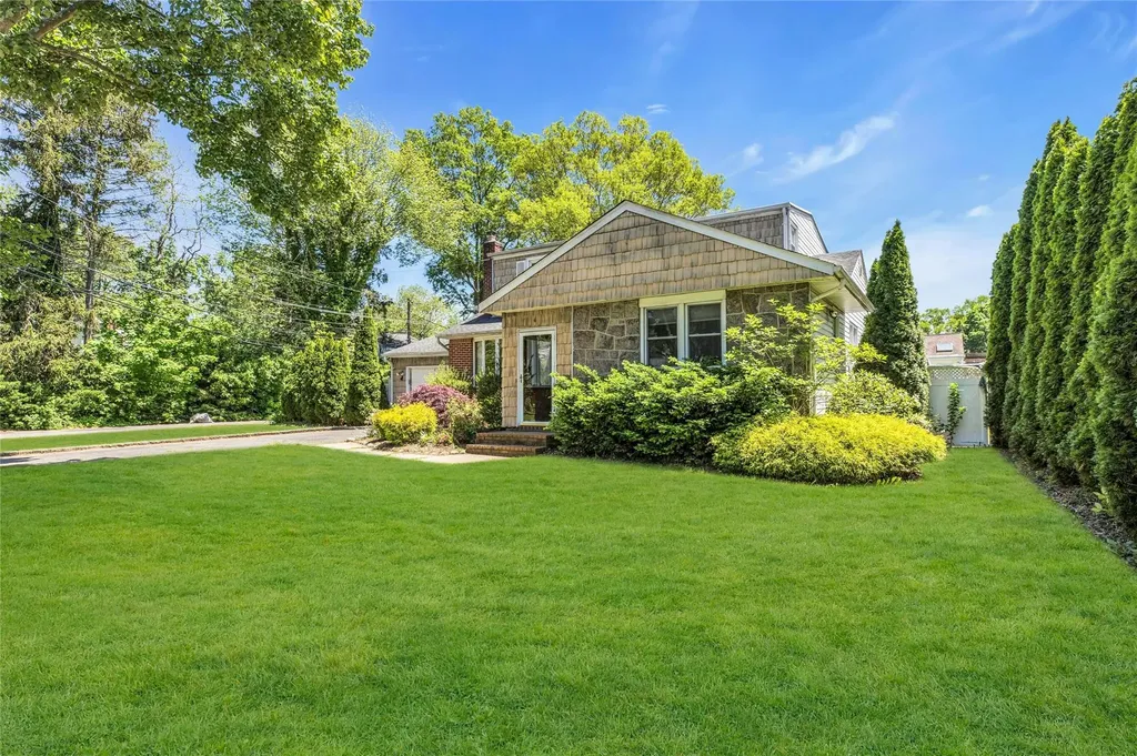 4 Lowell Avenue Greenlawn NY 11740