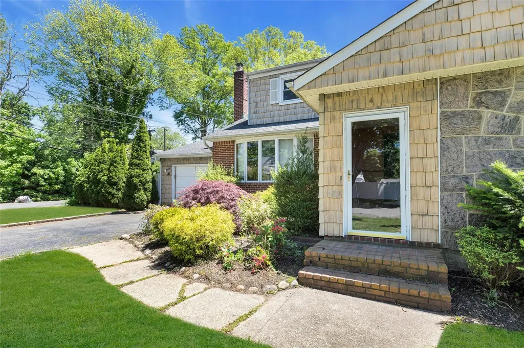 4 Lowell Avenue Greenlawn NY 11740