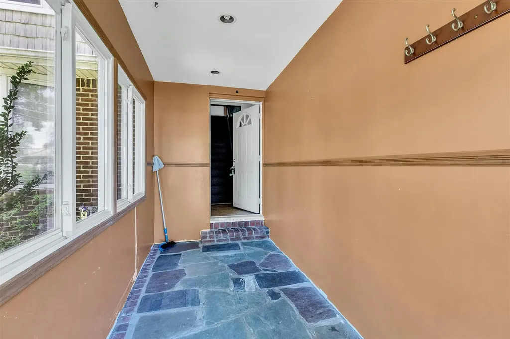 4 Lowell Avenue Greenlawn NY 11740