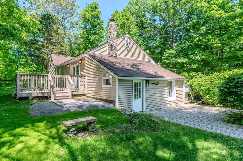 6 Knolls Road Poughkeepsie NY 12601
