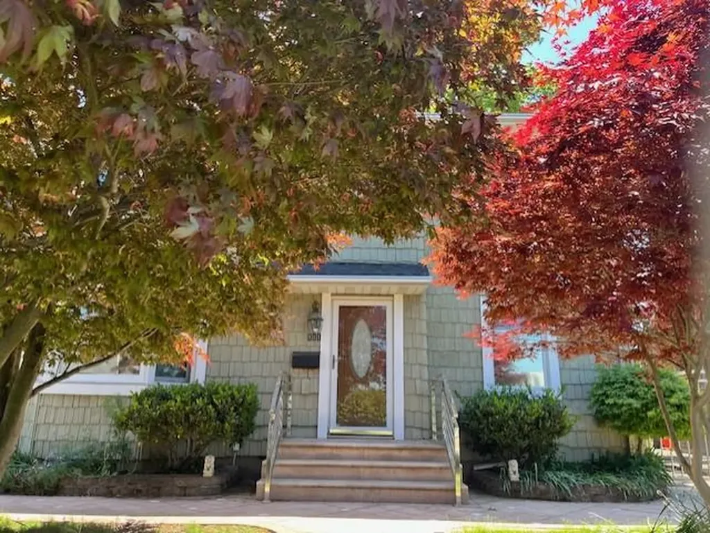 111 Raff Avenue Mineola NY 11501