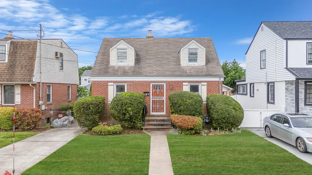 379 White Road Mineola Mineola NY 11501